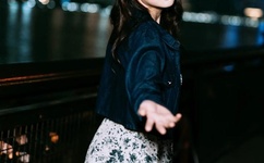 迈开腿尝尝你的草莓汁的图片